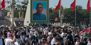 Eine große Menschenmenge versammelt sich während des Maifeiertags auf dem Platz des Himmlischen Friedens, wo ein Porträt von Sun Yat-sen hängt.