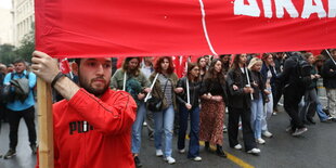 Proteste mit roter Fahne am 1. Mai in Athen