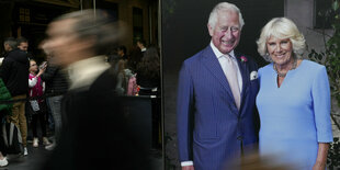 Ein Bild von König Charles III und Camilla an der Kings Cross Station in London