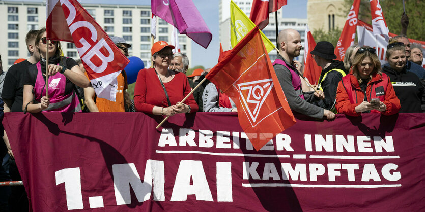 Demonstrant*innen auf der DGB-Kundgebung am 1. Mai vor dem Roten Rathaus.