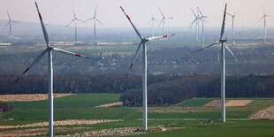 Drei Windräder auf flachem Land