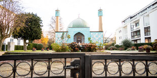 Eine Moschee mit blauem Dach