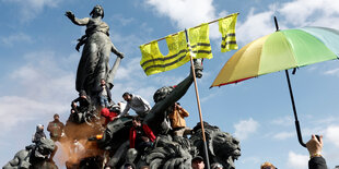 Protestierende an einem Denkmal in Paris am 1. Mai