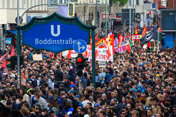 Blick auf die Masse von Menschen auf einer Demo