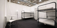Blick in eine Notunterkunft für Geflüchtete mit vier Schlafplätzen in den Hamburger Messehallen.