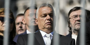 Urbans Regierungschef Viktor Orban ist hinter Gitterstäben zu erkennen.