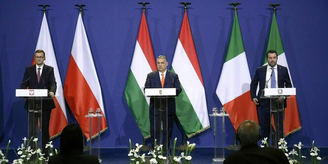 Treffen vor ungarischen Flaggen von Mateusz Morawiecki, Viktor Orban und Matteo Salvini