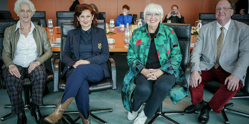 Eva Hubert, Ferda Ataman, Claudia Roth und Olaf Zimmermann