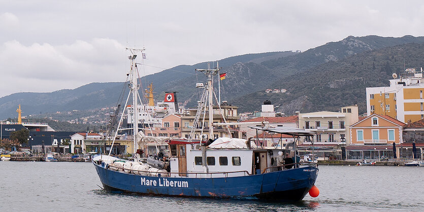 Ein Boot im Gewässer, darauf steht der Name Mare Liberum drauf