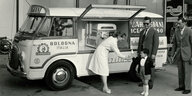 Eine Schwarz-Weiß-Aufnahme von einem Eiswagen aus dem Jahr 1958