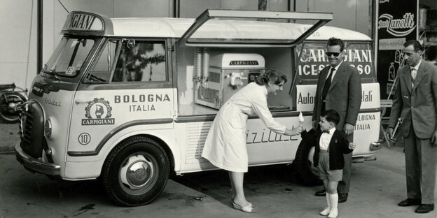 Eine Schwarz-Weiß-Aufnahme von einem Eiswagen aus dem Jahr 1958