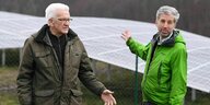 Winfreid Kretschmann und Boris Palmer stehen vor einer Photovoltaik-Anlage