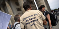 Demonstrant trägt ein T-shirt mit dem Aufdruck: Lügenpresse halt die Fresse