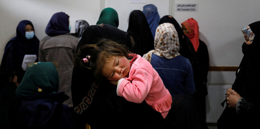 Frauen mit Kopftüchern warten vor einem verschlossenen Arztzimmer eines Krankenhauses im zentralafghanischen Bamiyan.