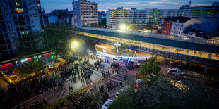 Blick von oben auf den Kotti mit den Resten der Revolutionären 1. Mai-Demo