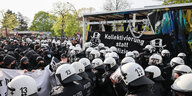 Teilnehmer einer Demonstration zum 1. Mai unter dem Motto „Das System ist die Krise, Anarchismus in die Offensive!“ werden von der Polizei eingekesselt