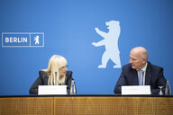 Das Foto zeigt Berlins neuen Regierungschef Kai Wegner (CDU) und Innensenatorin Iris Spranger (SPD).