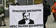 Demonstraten tragen ein Banner mit dem Bild von Boris Palmer: Rassismus bekämpfen heißt Palmer bekämpfen