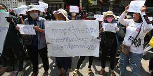 Protest am 13. Februar 2023 gegen den Lizenzentzug von VOD vor dessen Büro in Phnom Penh