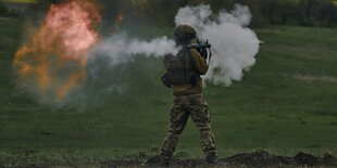 Ein Soldat feuert eine Panzerfaust