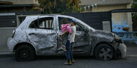 Ein mit EInschusslöchern übersähtes Auto in Südisrael