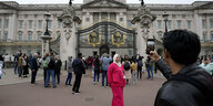 Ein Paar macht Fotos vor dem Buckingham-Palast