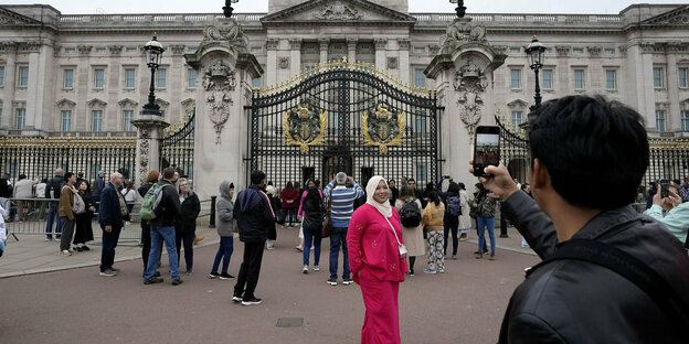 Ein Paar macht Fotos vor dem Buckingham-Palast