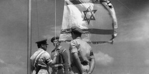 Drei israelische Offiziere hissen die Flagge mit dem Davidstern