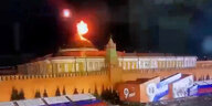 Das Feuer einer Explosion über einem Gebäude des Kremls in einer Videoaufnahme