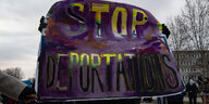 «Stop deportations» steht auf einem Plakat einer Demonstrantion am ehemaligen Flughafen Schönefeld.