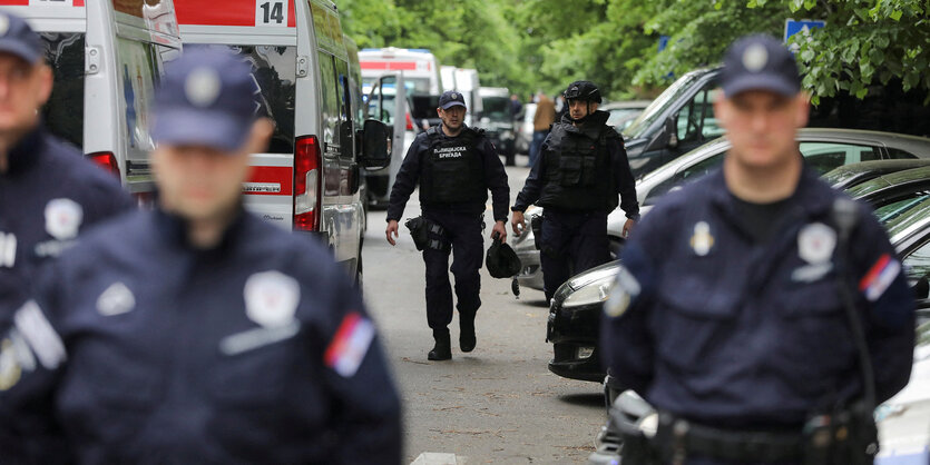 Polizisten und Krankenwagen auf einer Straße