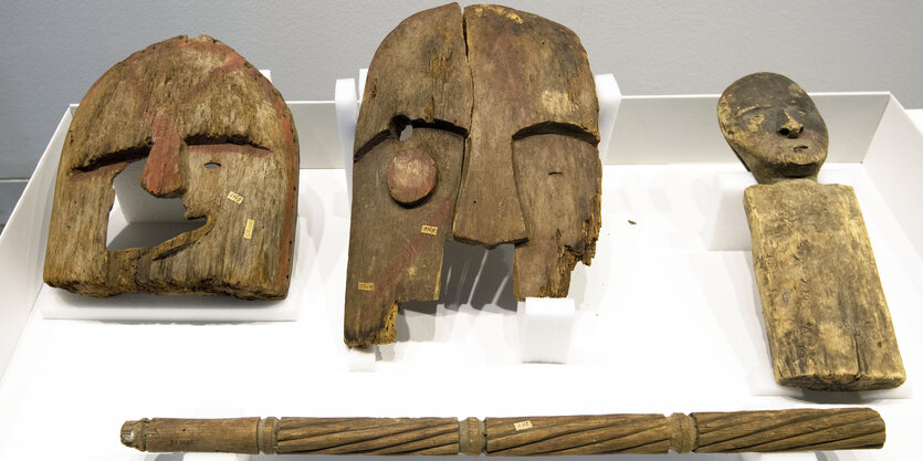 Historische hölzerne Objekte aus dem Ethnologischen Museum Berlin werden während einer Veranstaltung präsentiert. Die früheren unrechtmäßig entnommenen Grabbeigaben stammen aus Chenega Island an der Südküste Alaskas und werden nach einem Beschluss des Stiftungsrates der Stiftung Preußischer Kulturbesitz an die Chugach Alaska