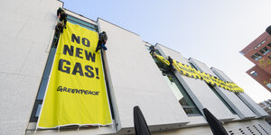 Am Plenarsaal des niedersächsischen Landtages hängen große schwarz-gelbe Protestbanner mit den Aufschriften "No New Gas" und "Gasbohrung vor Borkum stoppen".