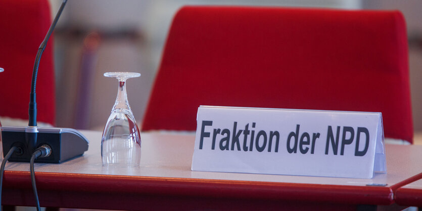 Schild der NPD-Fraktion im Schweriner Landtag