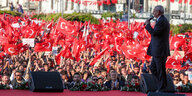 Kemal Kilicdaroglu steht mit einem Mikrofon in der Hand vor begeisterten Anhängern die türkische Flaggen schwenken