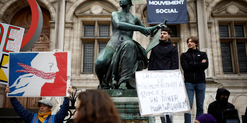 Menschen protestieren vor einem Gebäude