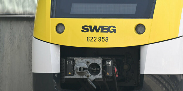 Die Vorderfront eines Zuges, angebracht darauf das Logo der Südwestdeutschen Landesverkehrs GmbH (SWEG)
