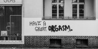 Graffiti an einer Hauswand: Have a great orgasm