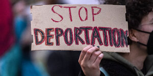 Ein Schild auf einer Demo, darauf steht: Stop Deportation