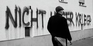 Schriftzug "Nicht unser Krieg?" an einer Hausfassade in der Eberswalder Straße in Berlin-Prenzlauer Berg.
