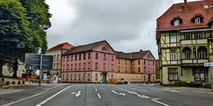 Ein dreigeschossiger, wuchtiger Altbau