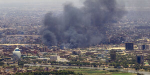 Eine riesige schwarze Rauchwolke zieht über die Großstadt Khartoum