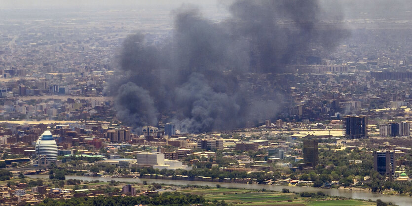 Eine riesige schwarze Rauchwolke zieht über die Großstadt Khartoum