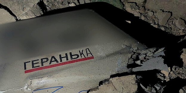 Abgestürztes Dronenteil mit kyrillischer Aufschrift "für den Kreml"