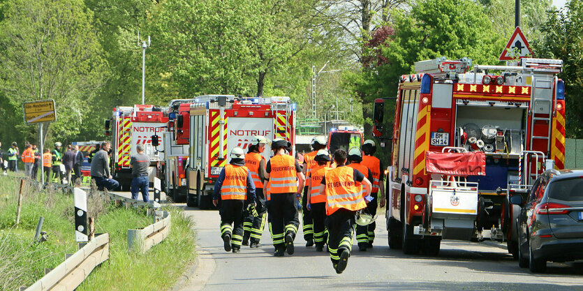 Rettungskräfte auf einer Landstraße