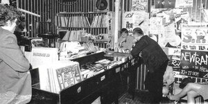 Burkhardt Seiler im Plattenladen "Zensor" mit Kunden, um 1980