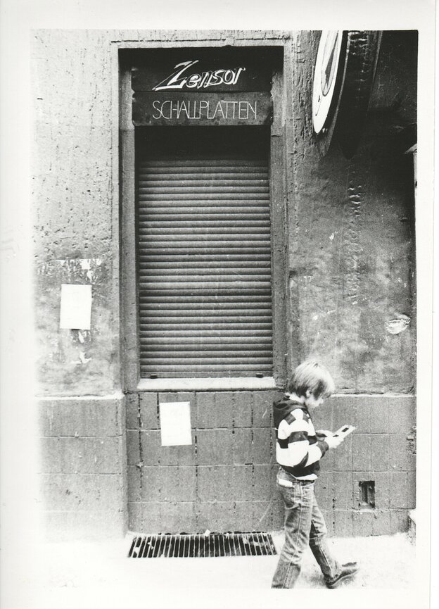 Ein Kind vor dem Plattenladen "Zensor" in Westberlin, um 1980