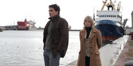 Oliver Mommsen und Sabine Postel als "Tatort"-Ermittler im Hafen vor einem Schiff