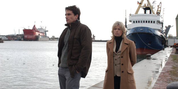 Oliver Mommsen und Sabine Postel als "Tatort"-Ermittler im Hafen vor einem Schiff