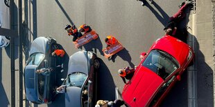 Bild von oben auf eine Blockade auf dr Autobahn